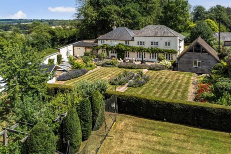Avenue Road, Shalden, GU34