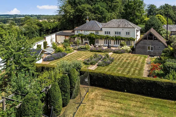 Avenue Road, Shalden, GU34