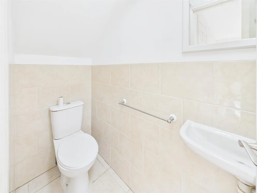Property carousel item 6