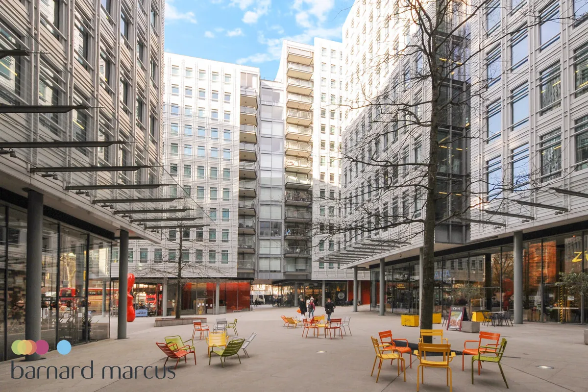 Central St. Giles Piazza, LONDON