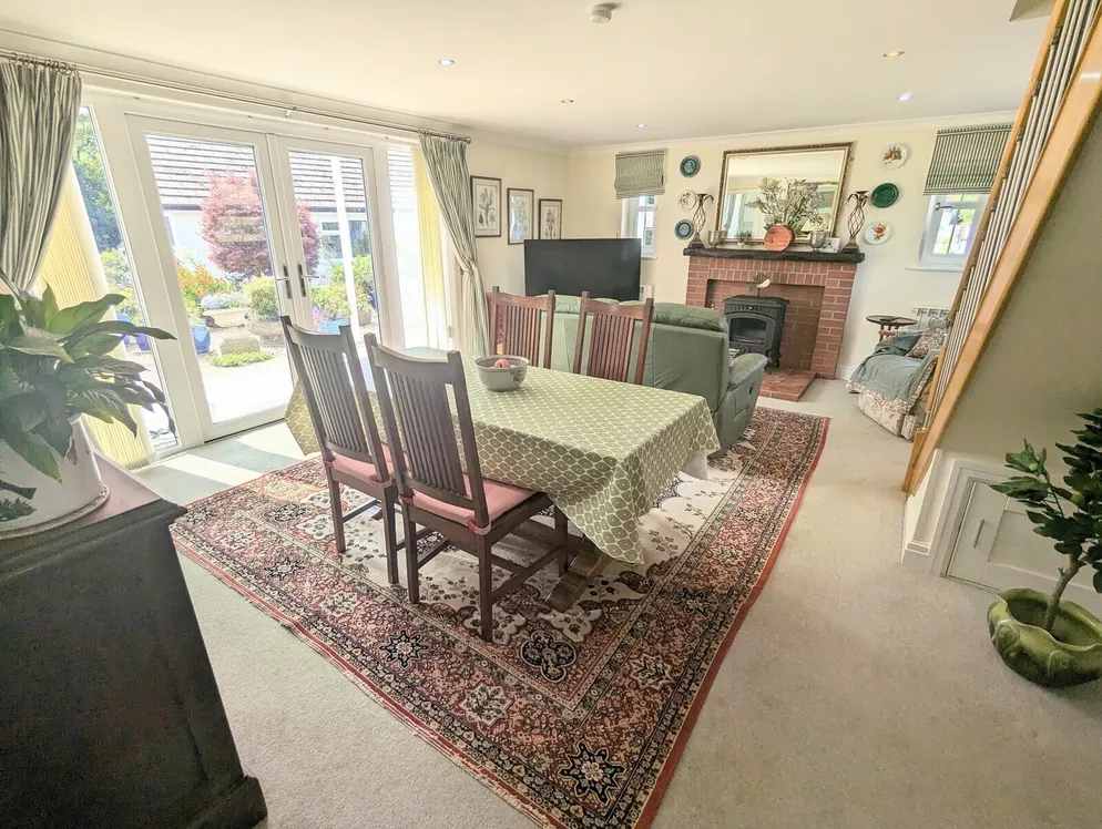 Property carousel item 6