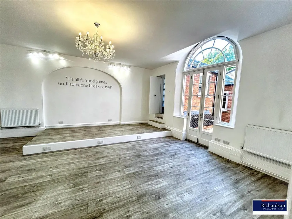 Property carousel item 4