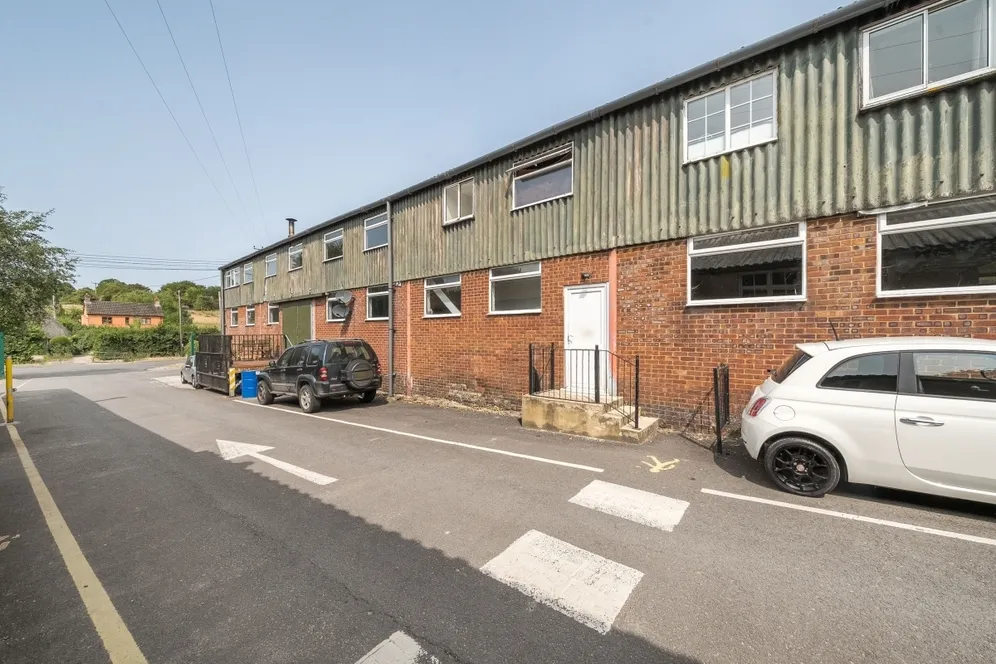 High Street Collingbourne Ducis SN8 photo 11