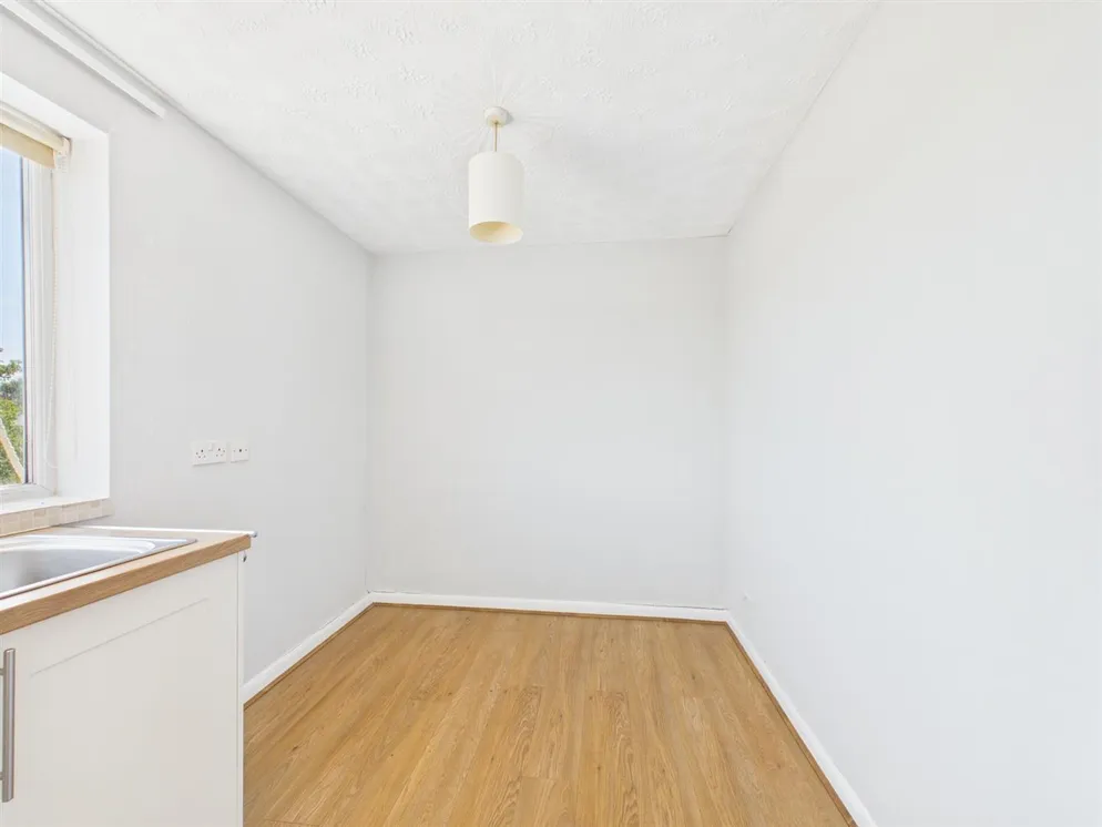 Property carousel item 6