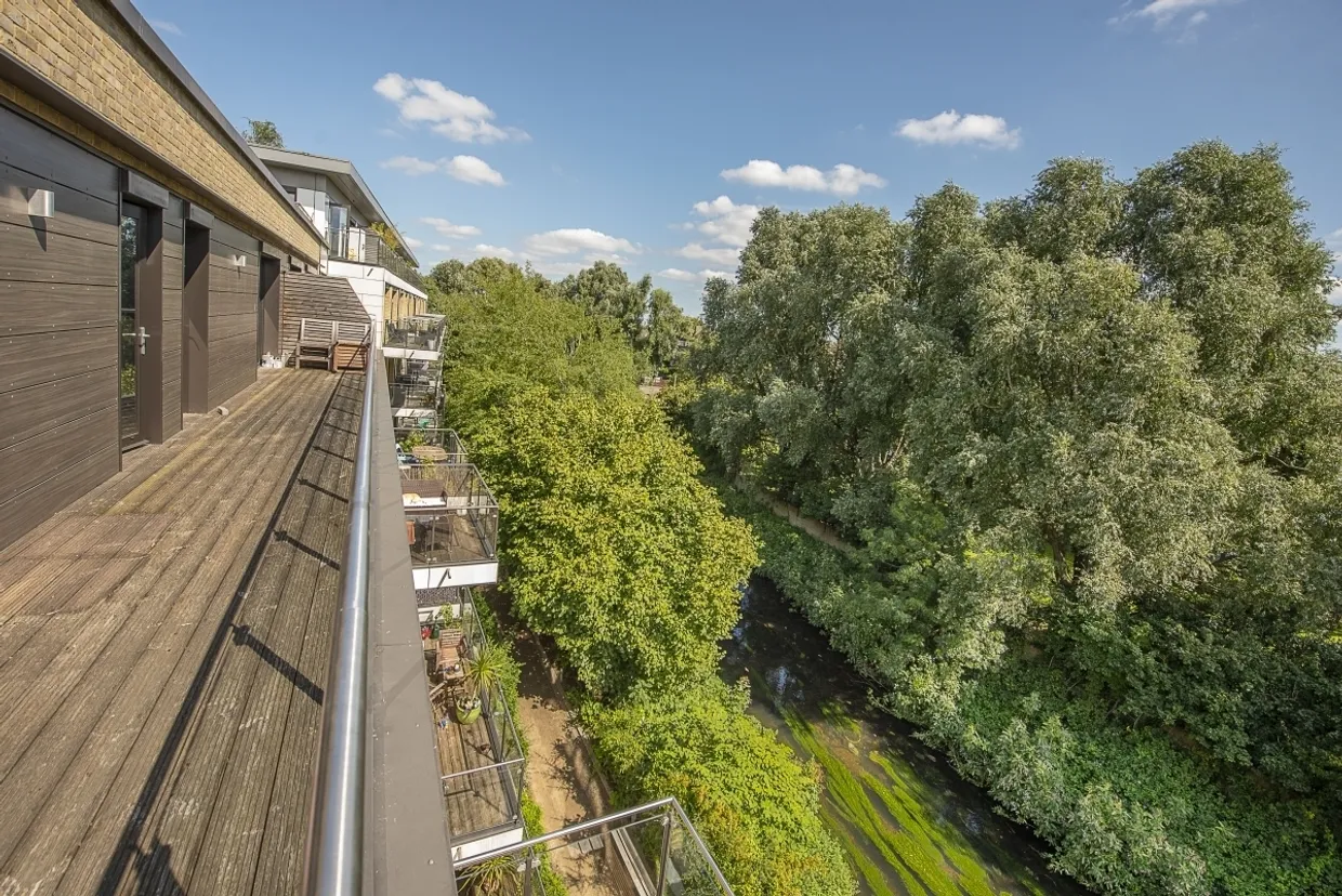 Knaresborough Drive London SW18 photo 2