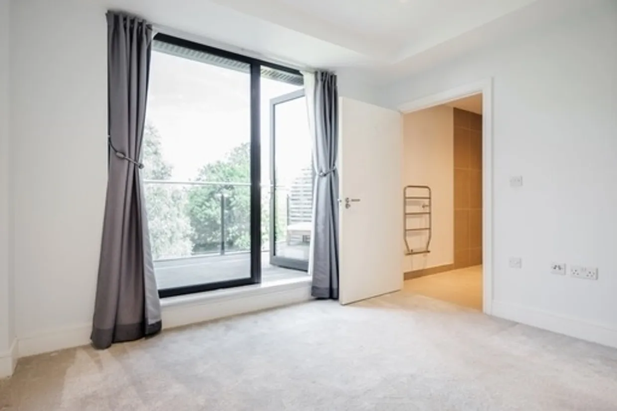 Knaresborough Drive London SW18 photo 6