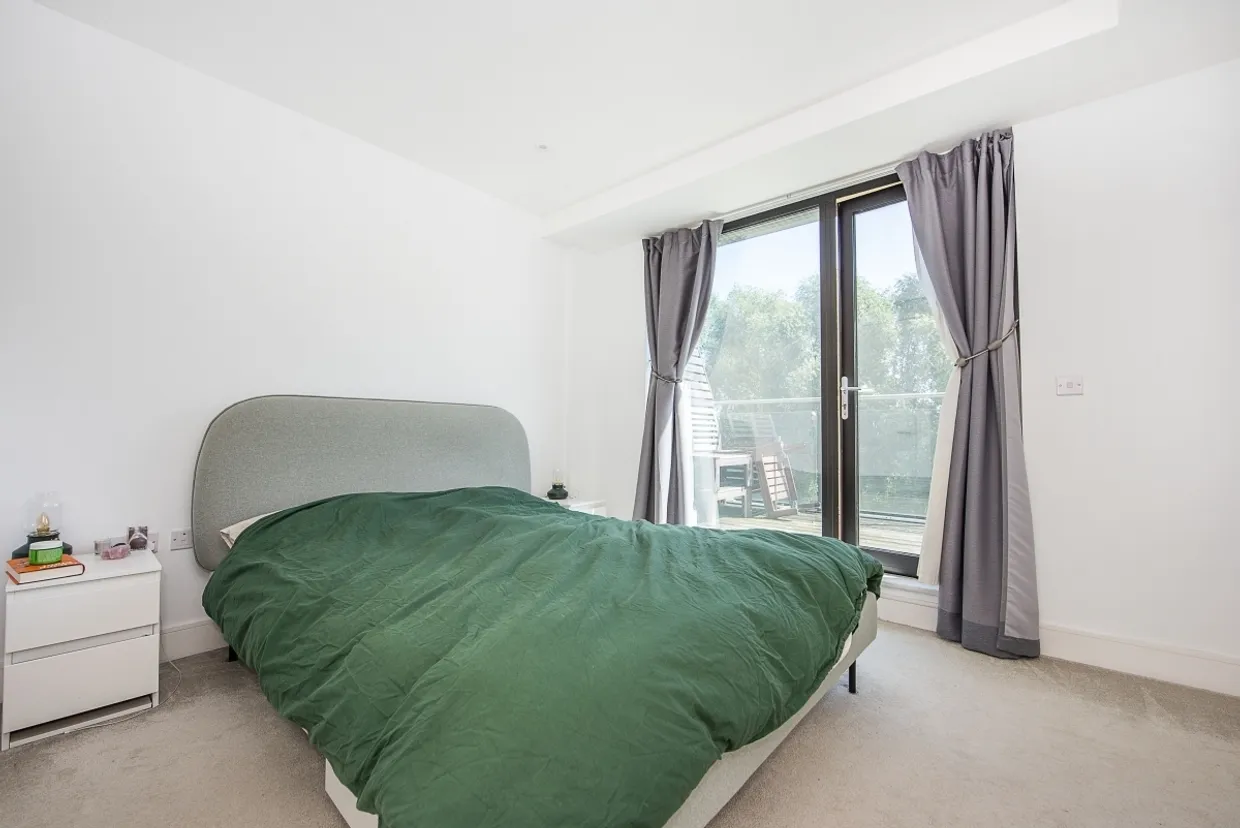 Knaresborough Drive London SW18 photo 8