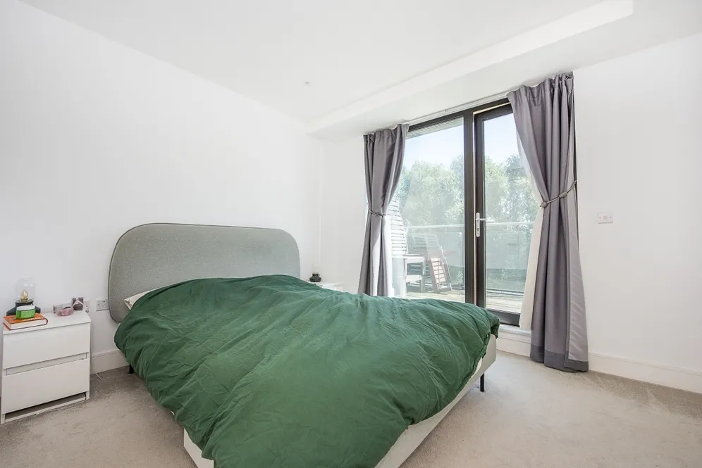 Knaresborough Drive London SW18 photo 8