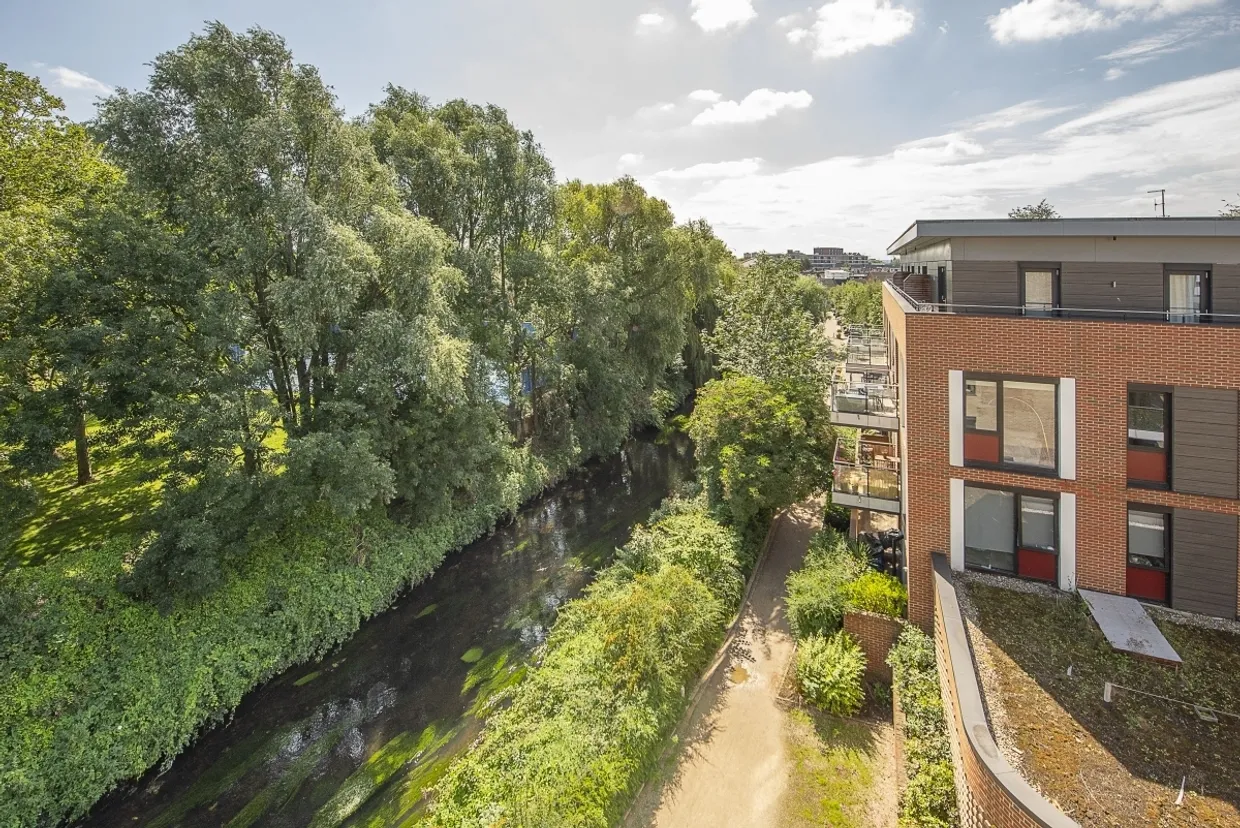 Knaresborough Drive London SW18 photo 11