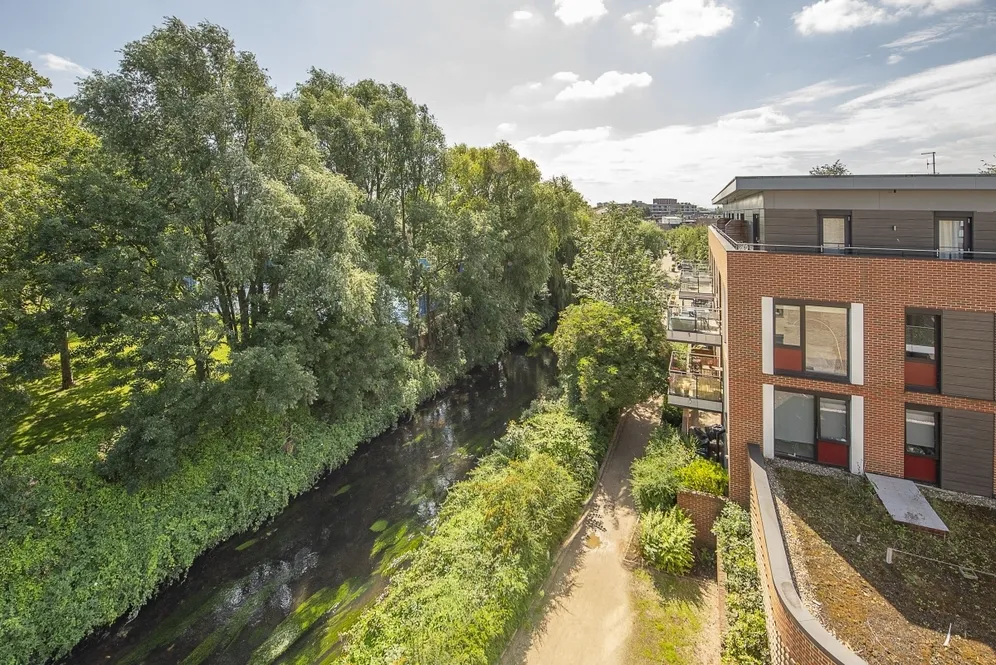 Knaresborough Drive London SW18 photo 11
