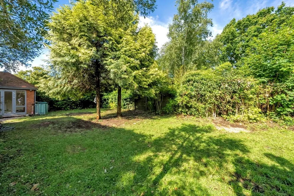 Mapesbury Road London NW2 photo 11