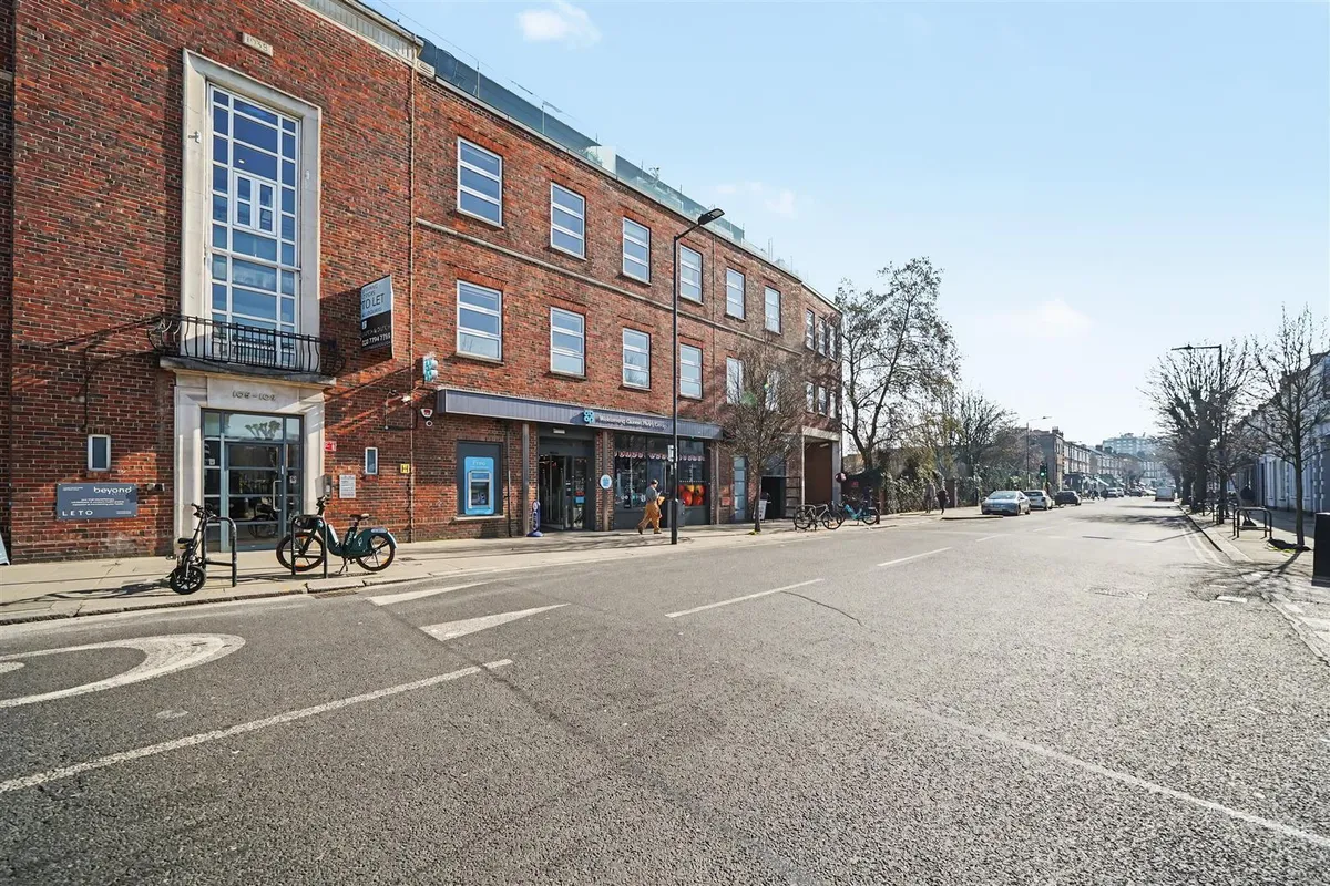 Queens Park Penthouse Salusbury Road, London, NW6