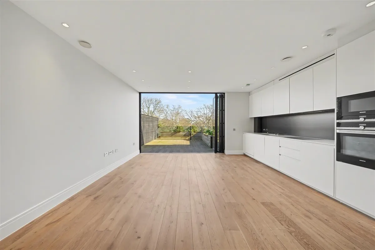 Queens Park Penthouse Salusbury Road, London, NW6