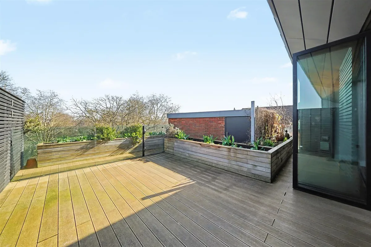 Queens Park Penthouse Salusbury Road, London, NW6