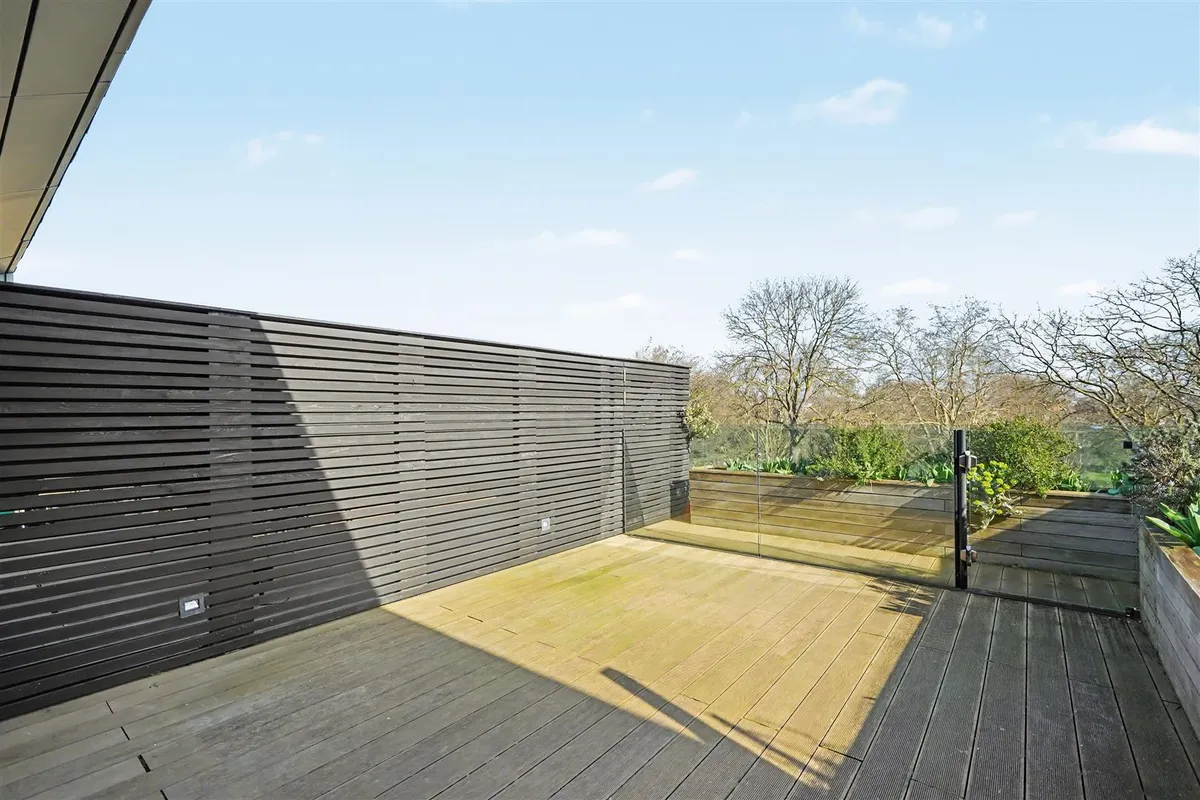 Queens Park Penthouse Salusbury Road, London, NW6