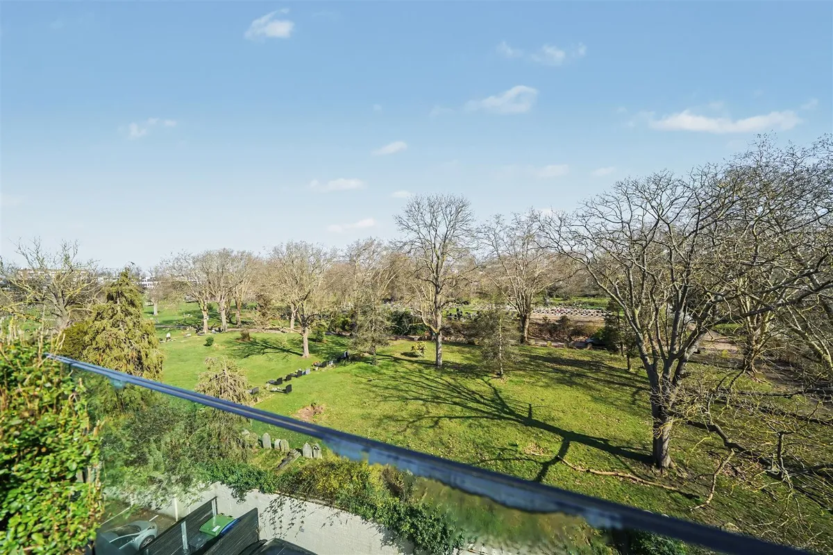 Queens Park Penthouse Salusbury Road, London, NW6