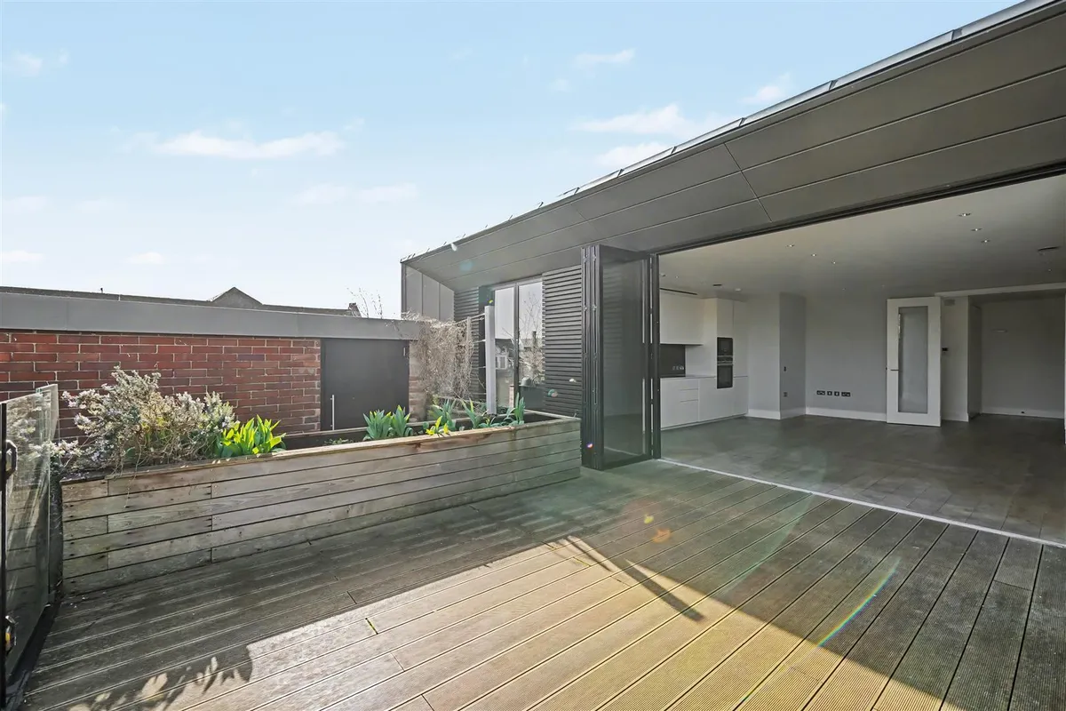 Queens Park Penthouse Salusbury Road, London, NW6