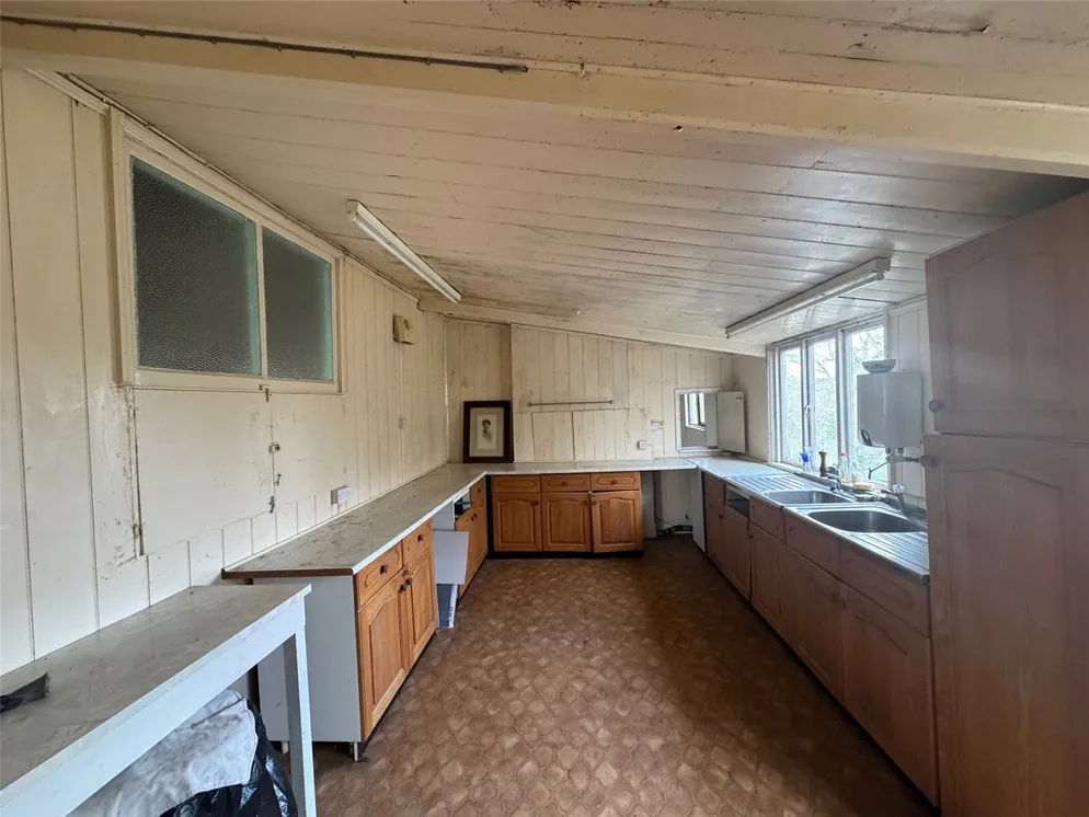 Property carousel item 4