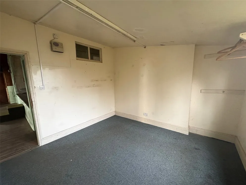 Property carousel item 6