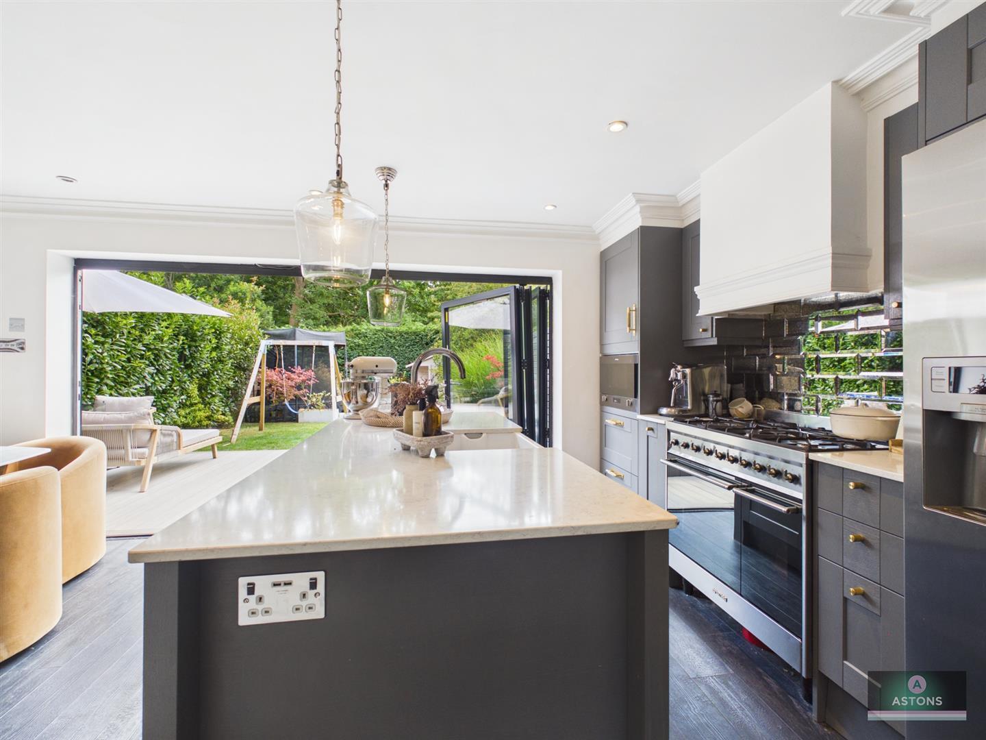 Woburn Road, Gossops Green Image 6