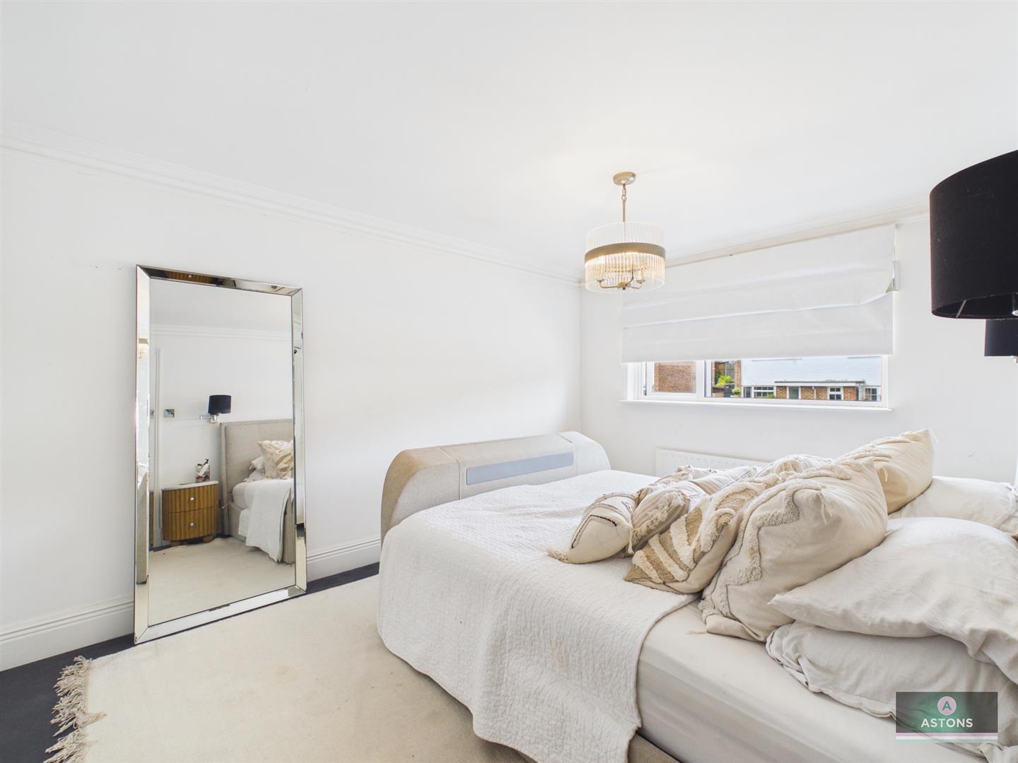 Woburn Road, Gossops Green Image 11