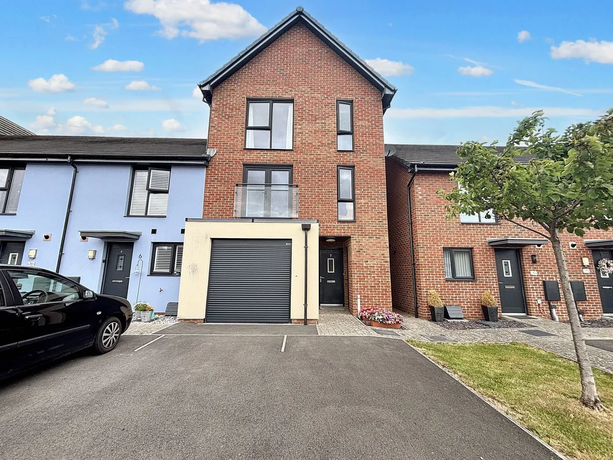 Clos Y Rheilffordd, Barry, CF62