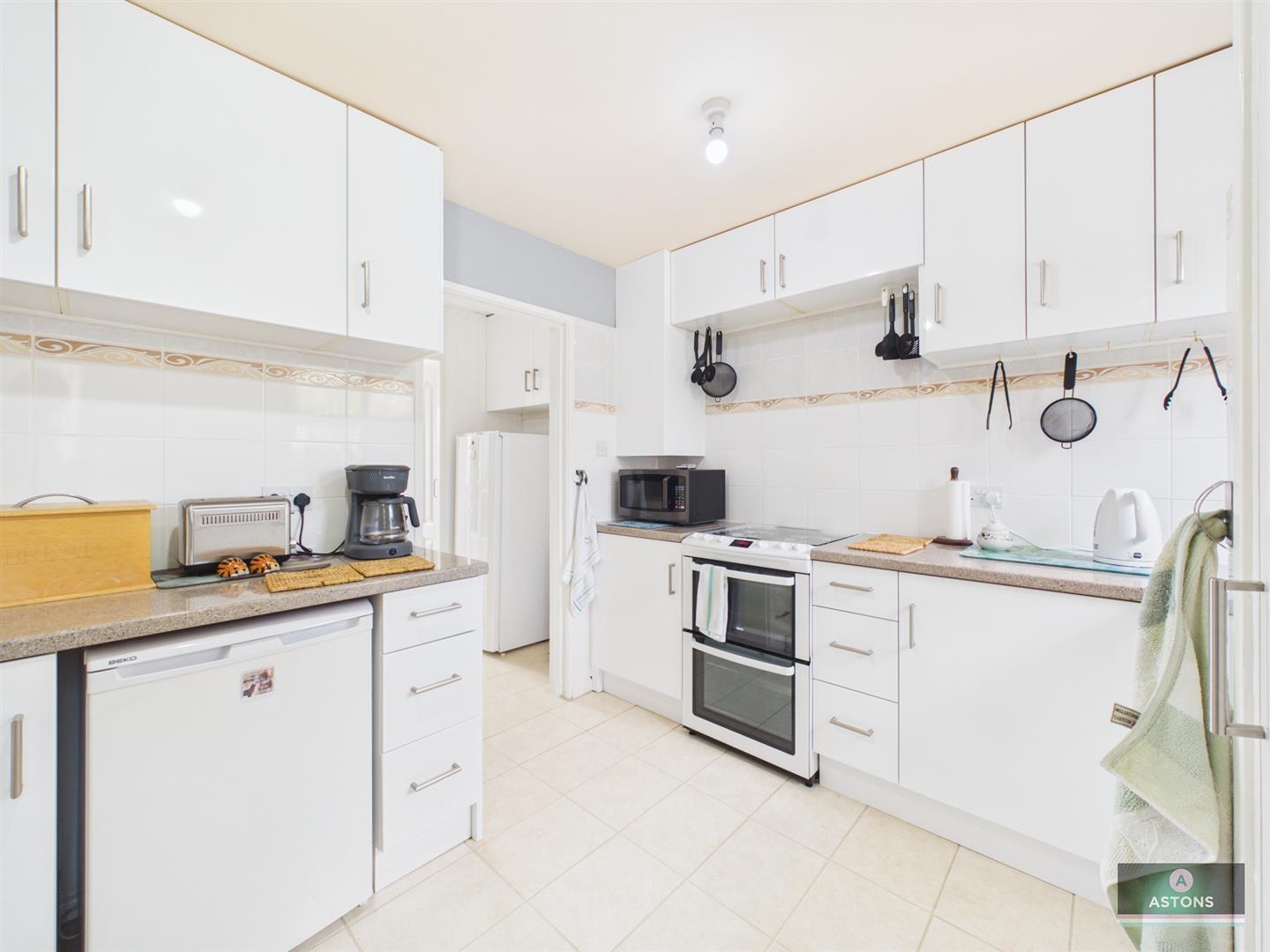 Windrush Close, Gossops Green Image 8