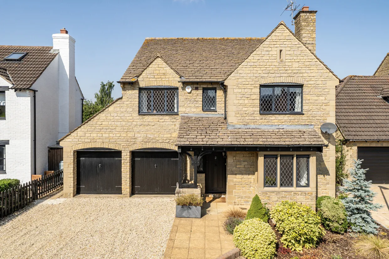 Stoke Park Court, Bishops Cleeve, Cheltenham, GL52 photo 1