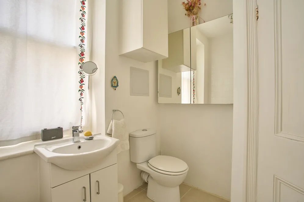 Sutton Lane North, London, W4 photo 11