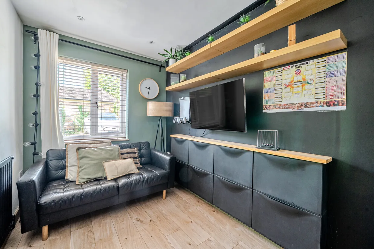Longdown Road, Lower Bourne, Farnham, GU10 photo 5
