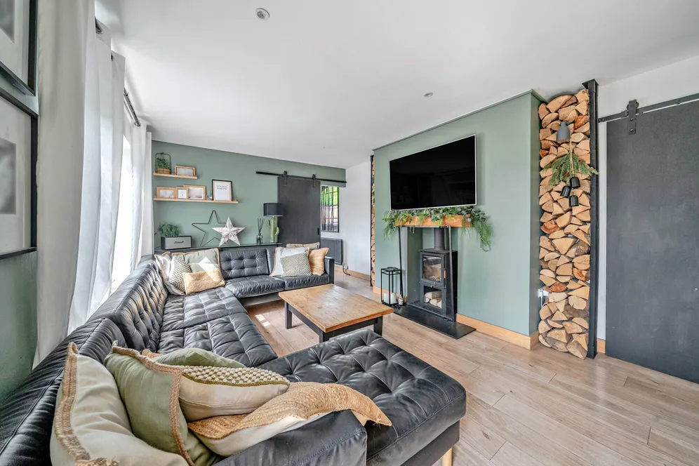 Longdown Road, Lower Bourne, Farnham, GU10 photo 11