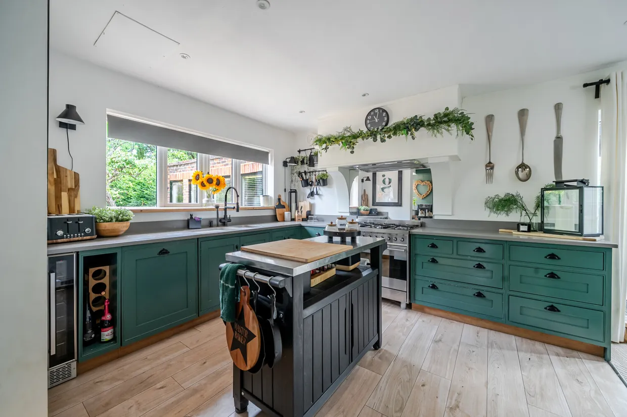 Longdown Road, Lower Bourne, Farnham, GU10 photo 14