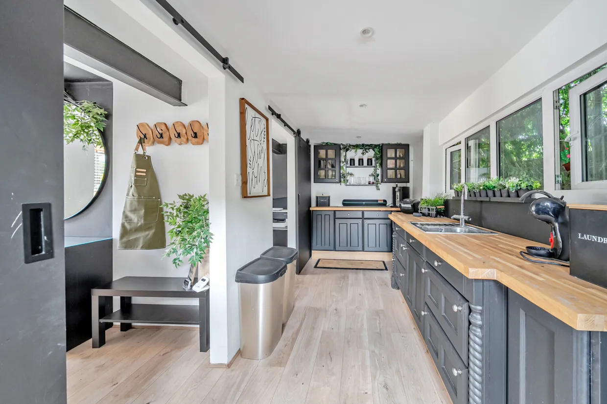 Longdown Road, Lower Bourne, Farnham, GU10 photo 19