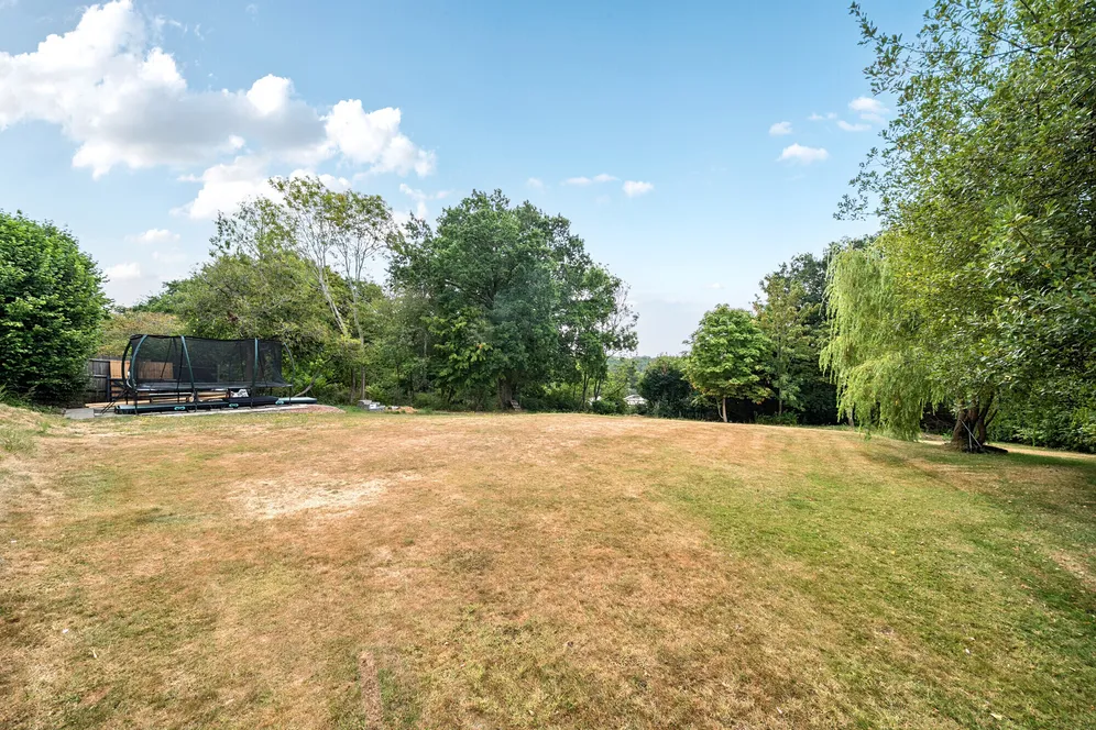Longdown Road, Lower Bourne, Farnham, GU10 photo 21