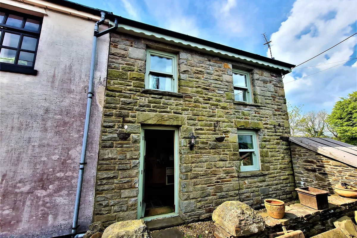 Black Road, PONTYPRIDD