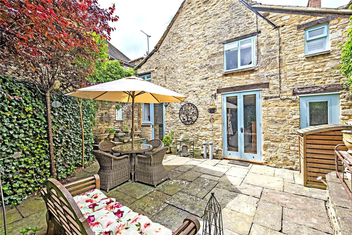 Lower High Street, Burford, OX18