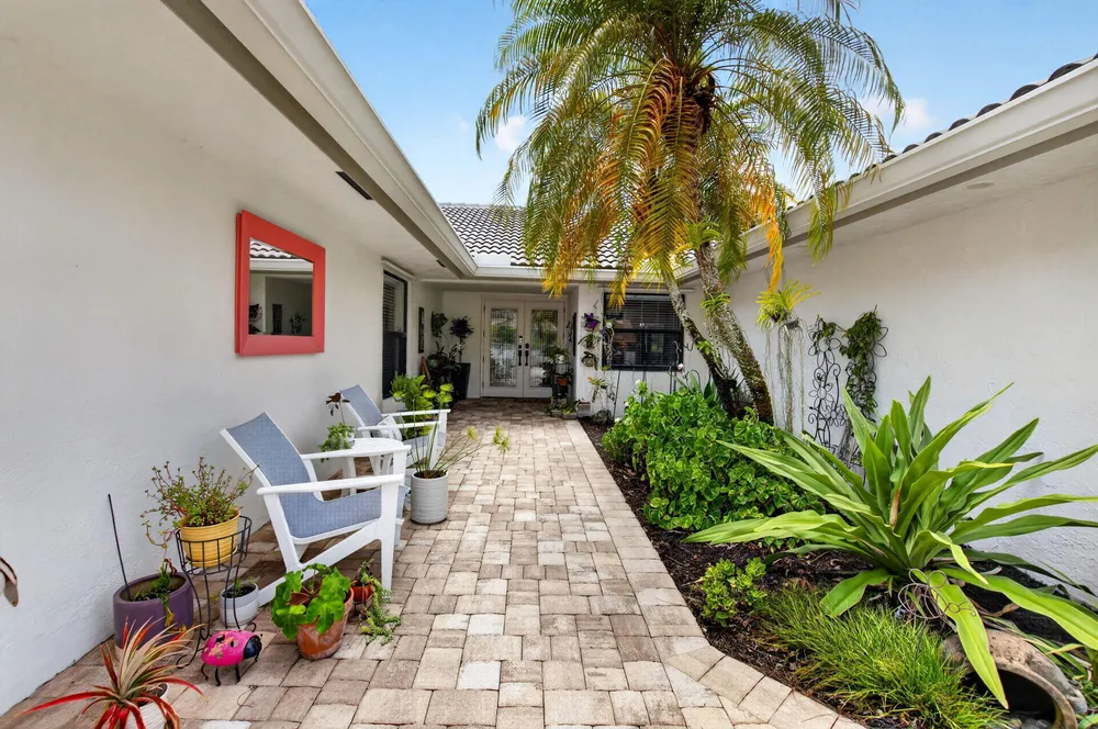 6928 Villas Dr W, Boca Raton, FL 33433