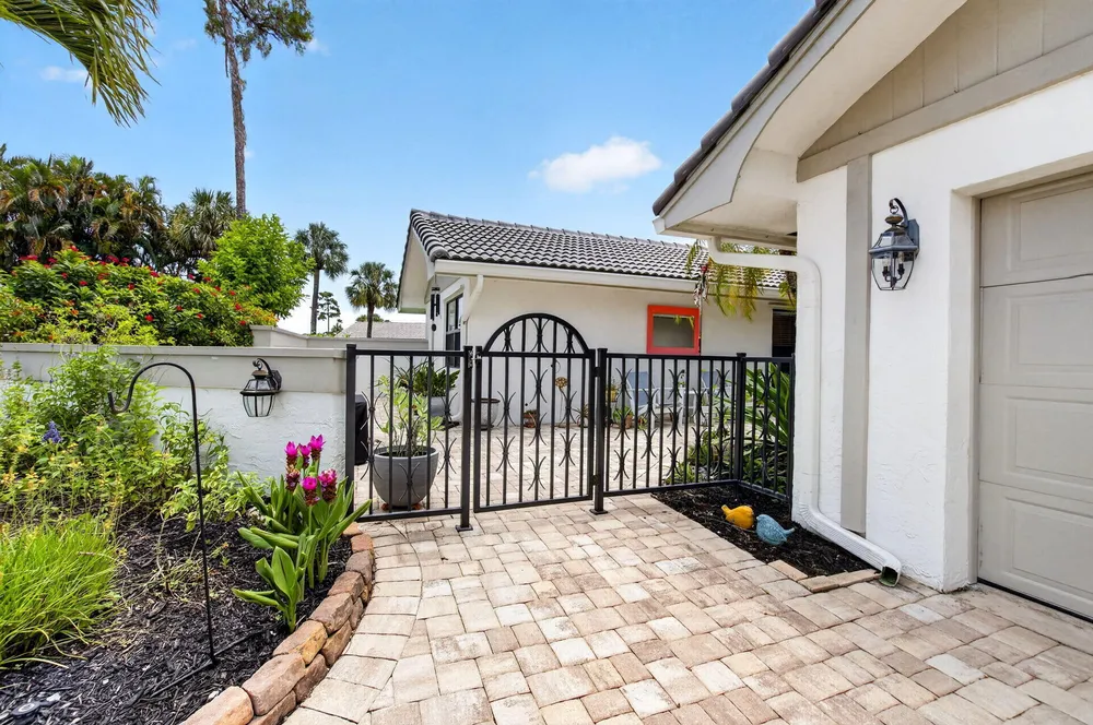 6928 Villas Dr W, Boca Raton, FL 33433