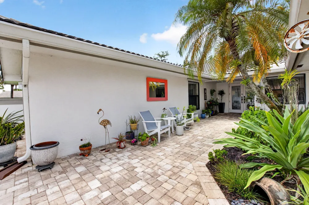 6928 Villas Dr W, Boca Raton, FL 33433