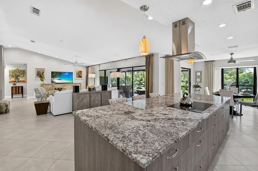 6928 Villas Dr W, Boca Raton, FL 33433