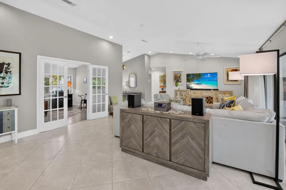 6928 Villas Dr W, Boca Raton, FL 33433