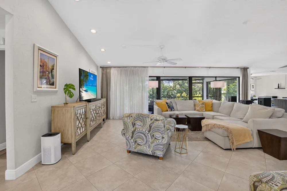 6928 Villas Dr W, Boca Raton, FL 33433