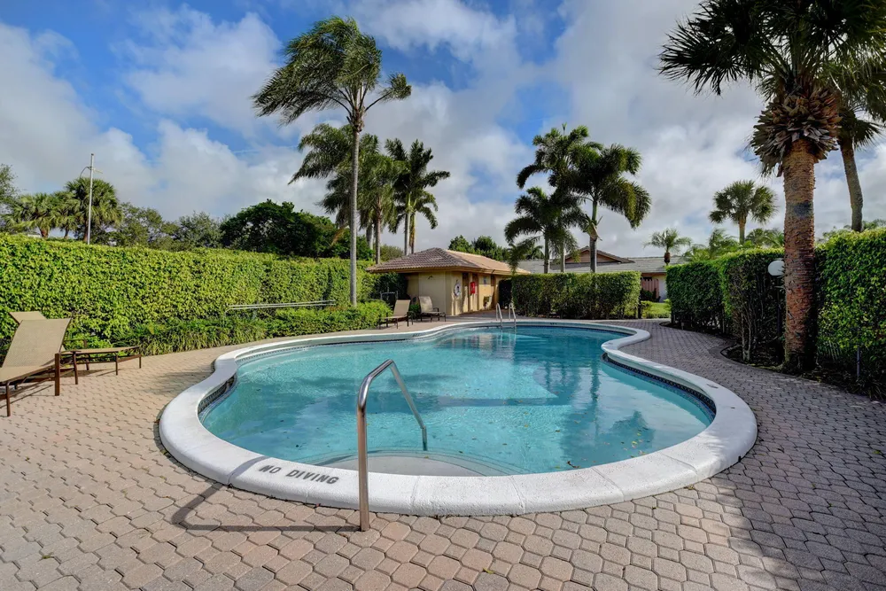 6928 Villas Dr W, Boca Raton, FL 33433