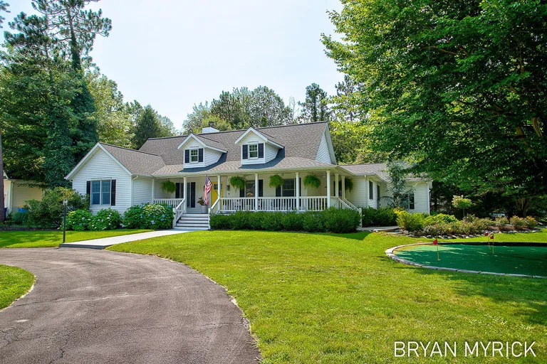 4612 Forest Ln, Holland, MI 49423