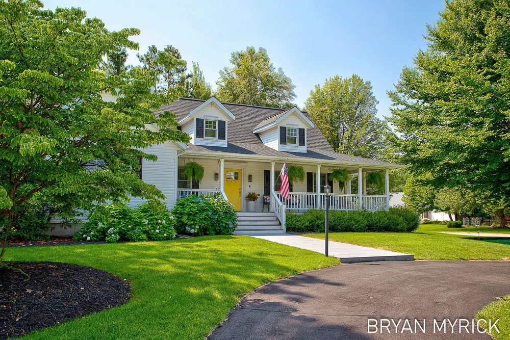 4612 Forest Ln, Holland, MI 49423