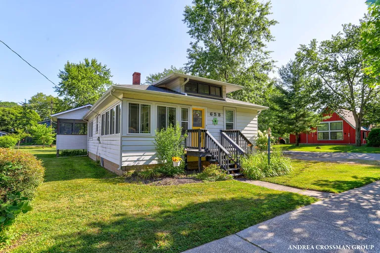 658 Allegan St, Saugatuck, MI 49453