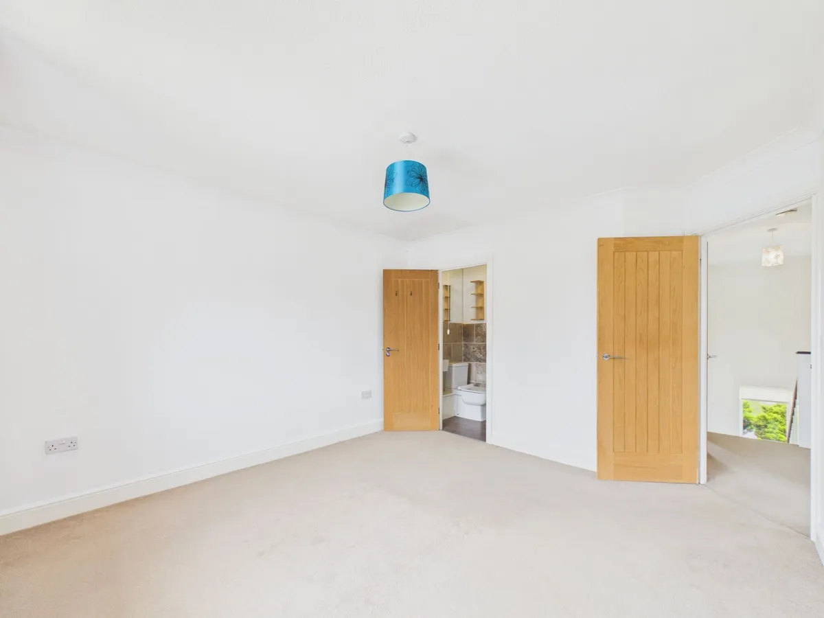 Maes Lindys, Rhoose CF62