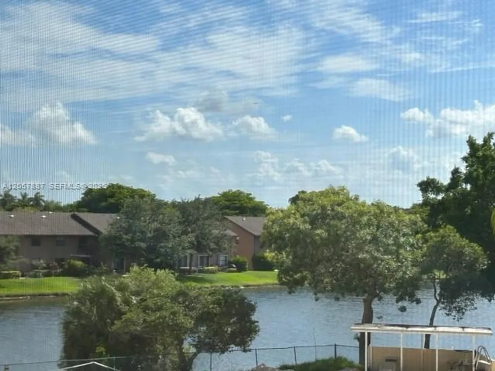 3905 N Nob Hill Rd, Sunrise, FL 33351