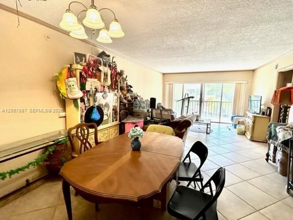 3905 N Nob Hill Rd, Sunrise, FL 33351