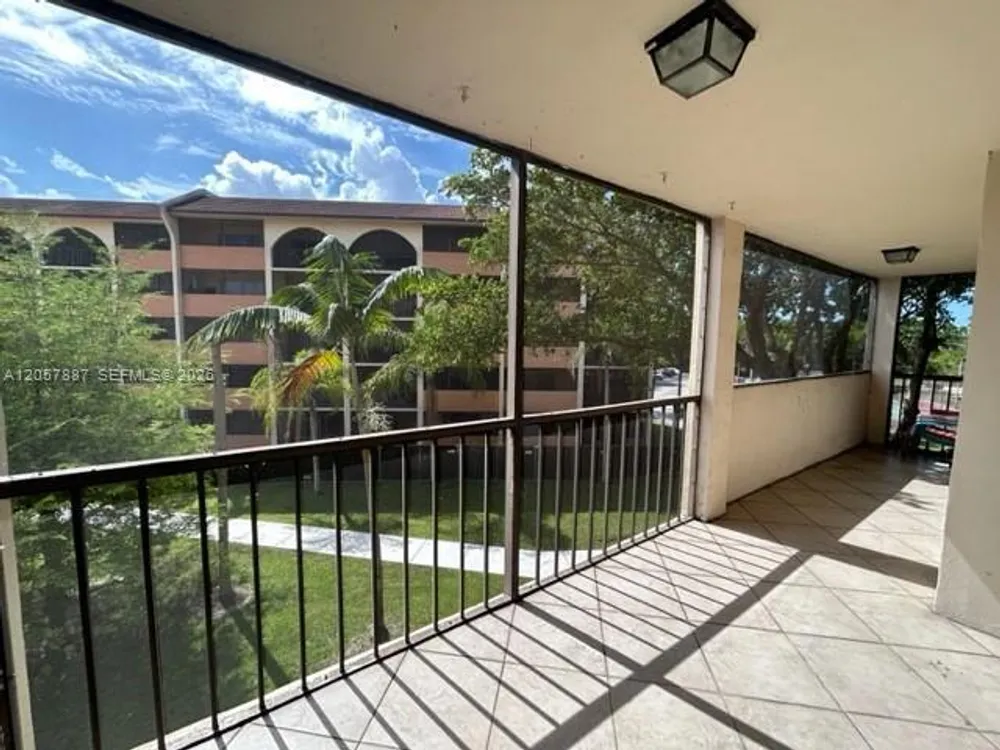 3905 N Nob Hill Rd, Sunrise, FL 33351